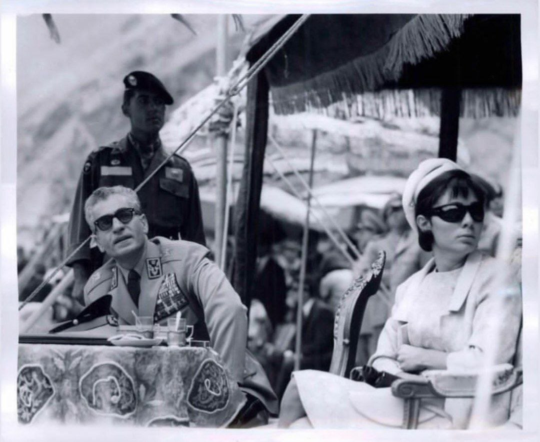 عکسی از محمدرضا پهلوی و فرح در سد کرج، سال ۱۳۴۲