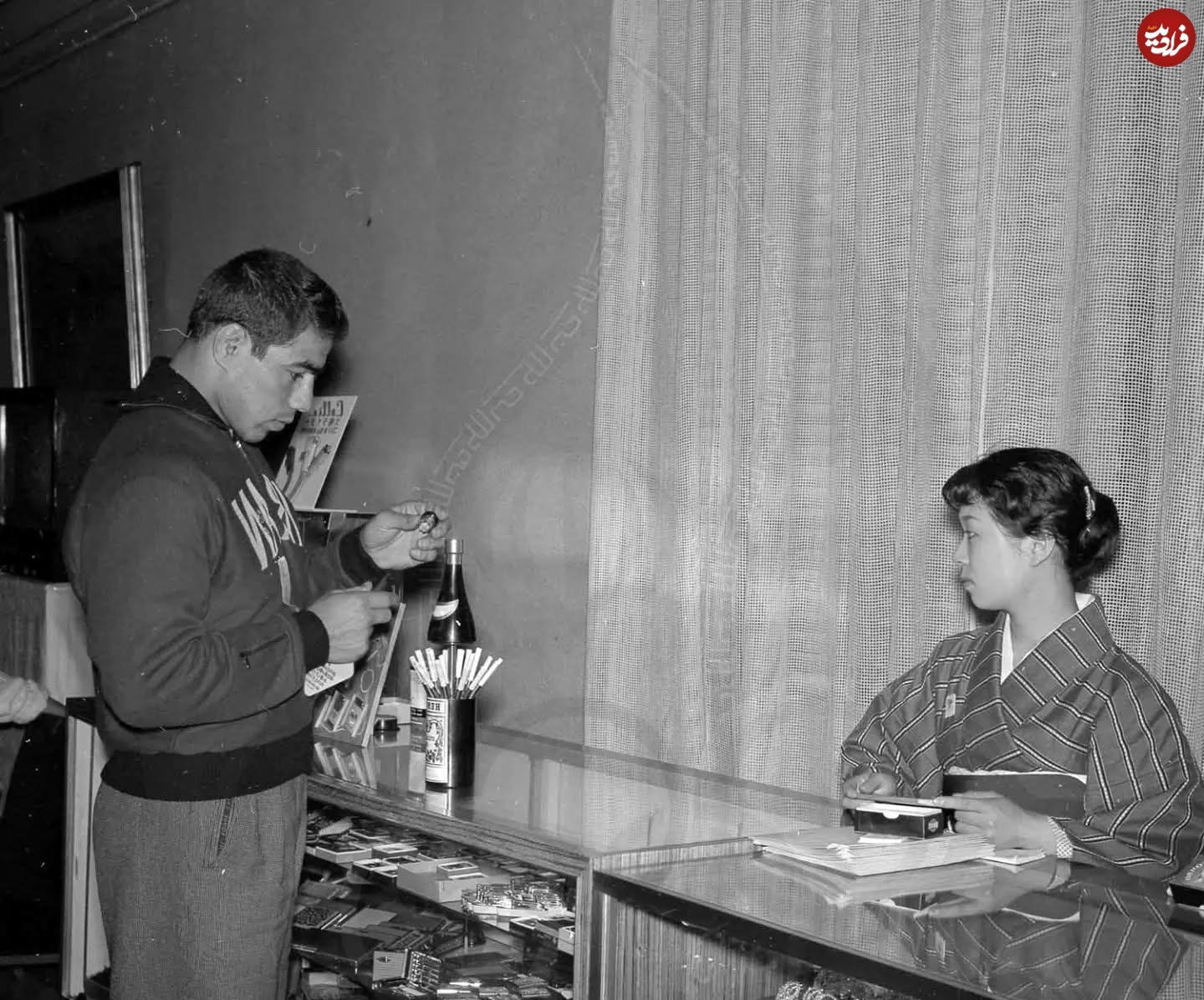 غلامرضا تختی در حال خرید از یک مغازه در ژاپن؛ سال ۱۳۳۷ +عکس