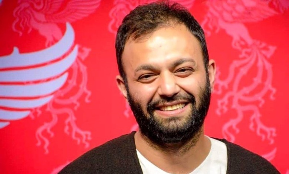 ببینید| استایل جنجالی صابر ابر در یک گالری هنری!