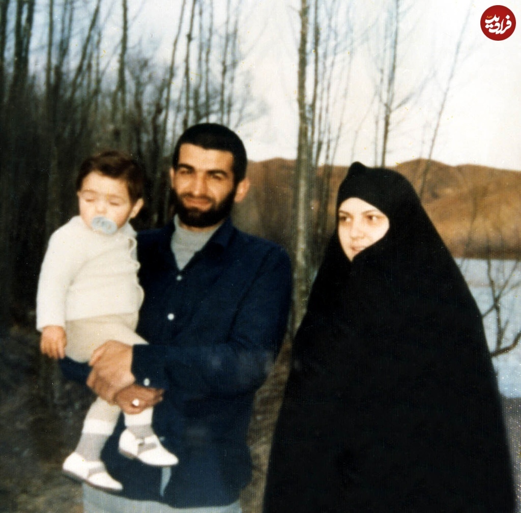 عکس کمتر دیدهشده از شهید عباس بابایی در کنار همسر و فرزندش عکس کمتر دیدهشده از شهید عباس بابایی در کنار همسر و فرزندش