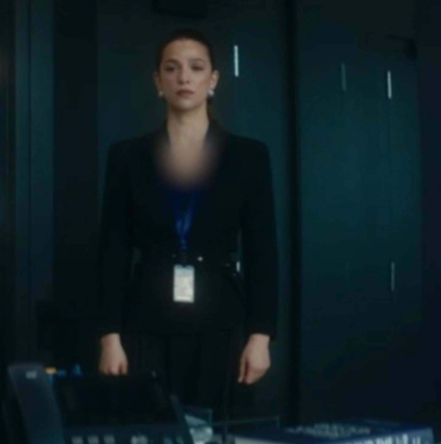 عکس| سانسور عجیب و ناشیانه لباس یک خانم در تلویزیون!