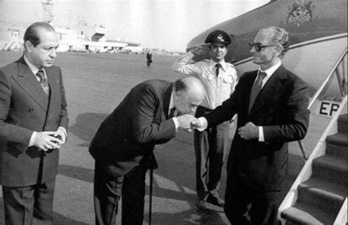 هویدا در حال بوسیدن دست فاطمه پهلوی؛ دهۀ ۱۳۴۰ +عکس