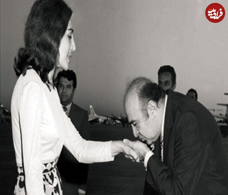 هویدا در حال بوسیدن دست فاطمه پهلوی