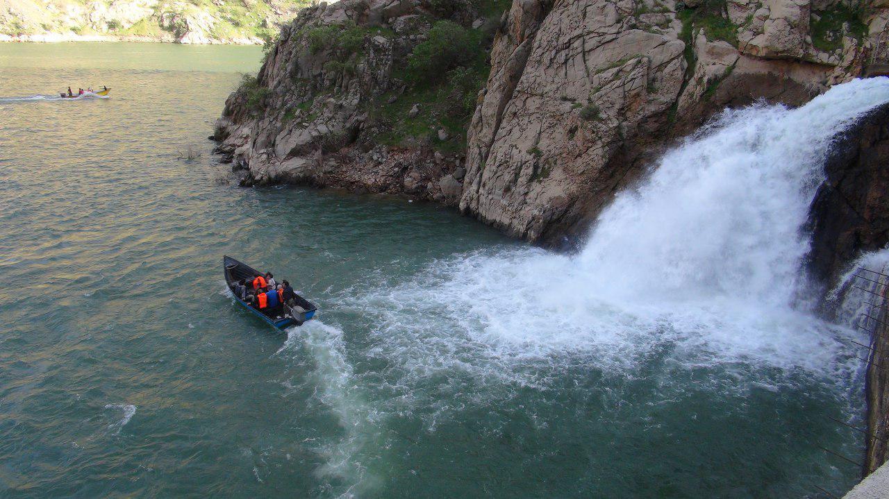ببینید| لحظات دلهره آور نجات سرنشینان یک قایق غرق شده در چشمه بل کرمانشاه