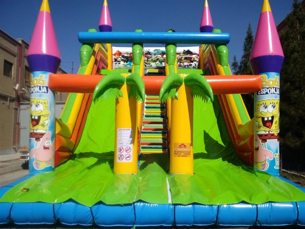 ببینید| لحظه وحشتناک به هوا برخاستن ترامپولین بادی بر اثر وزش باد