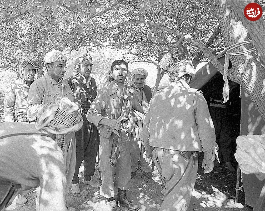 عکسی از صیاد شیرازی در میان رزمندگان کرد جبهه؛ سال ۱۳۵۹ عکسی از صیاد شیرازی در میان رزمندگان کرد جبهه؛ سال ۱۳۵۹