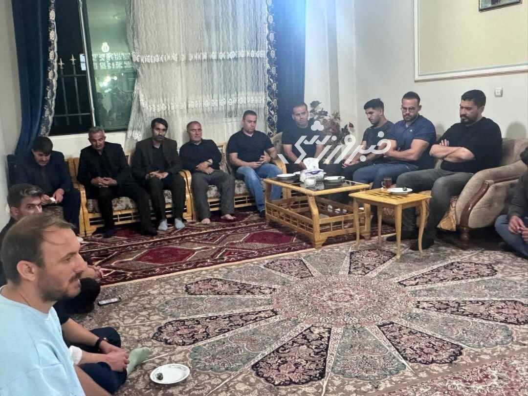 عکس| حضور بازیکن پرسپولیس در منزل الهه حسین نژاد