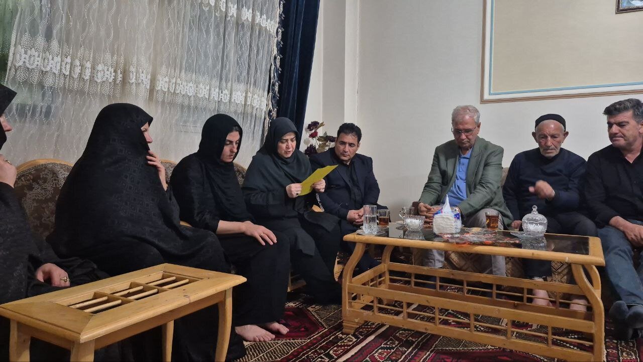 عکس| دیدار ربیعی و مهاجرانی با خانواده الهه حسین نژاد