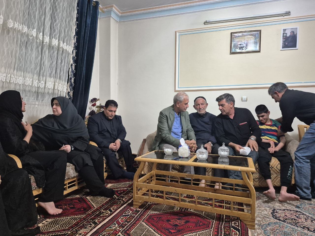 عکس| ربیعی و مهاجرانی به دیدار خانواده الهه حسین نژاد رفتند