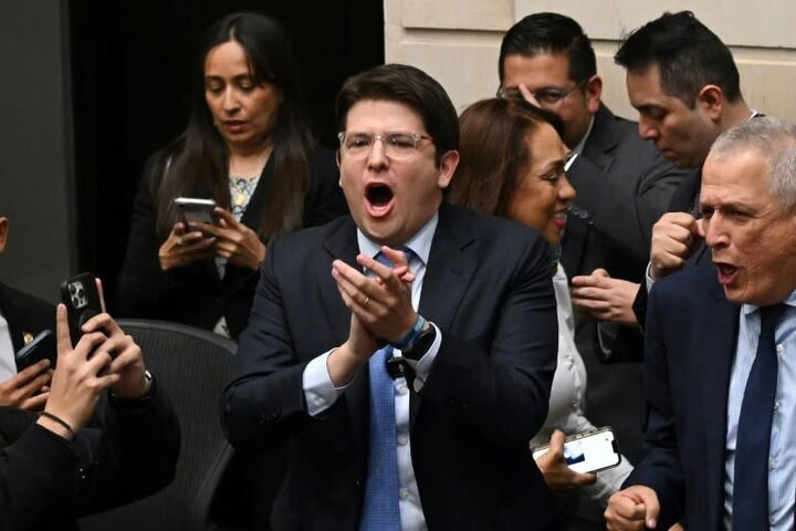 نامزد ریاستجمهوری کلمبیا تیر خورد +فیلم و عکس نامزد ریاستجمهوری کلمبیا تیر خورد +فیلم و عکس