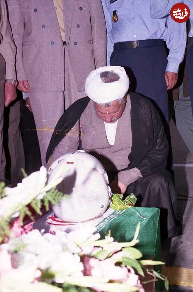 هاشمی رفسنجانی در کنار پیکر شهید عباس دوران؛ سال ۸۱ +عکس