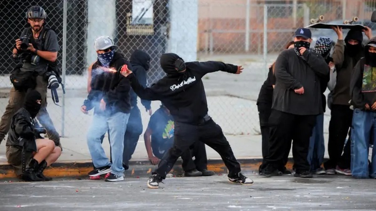 ببینید | اعتراضات لس‌آنجلس از کنترل پلیس خارج شد