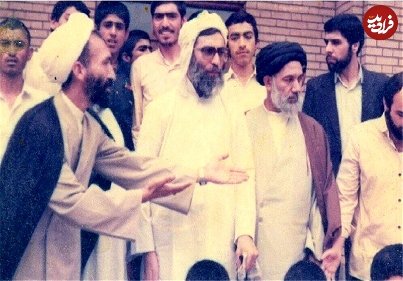 رهبر انقلاب با لباس محلی در سیستان و بلوچستان؛ دهۀ ۱۳۶۰ +عکس