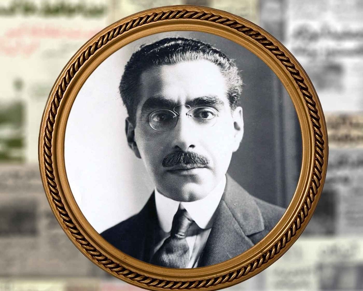 نوۀ مظفرالدین شاه درحال قلیان کشیدن در کنار ملک‌الشعرای بهار +عکس