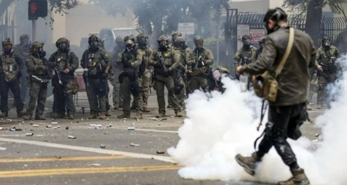 ببینید| یگان‌های سواره‌نظام درحال سرکوب معترضان لس‌آنجلس