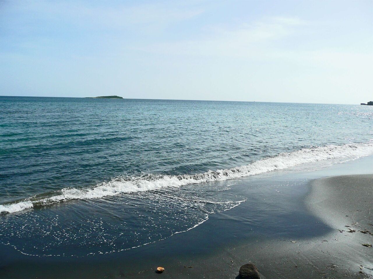 ببینید| لحظه نجات جوان تهرانی در آب هاى ساحلى رامسر