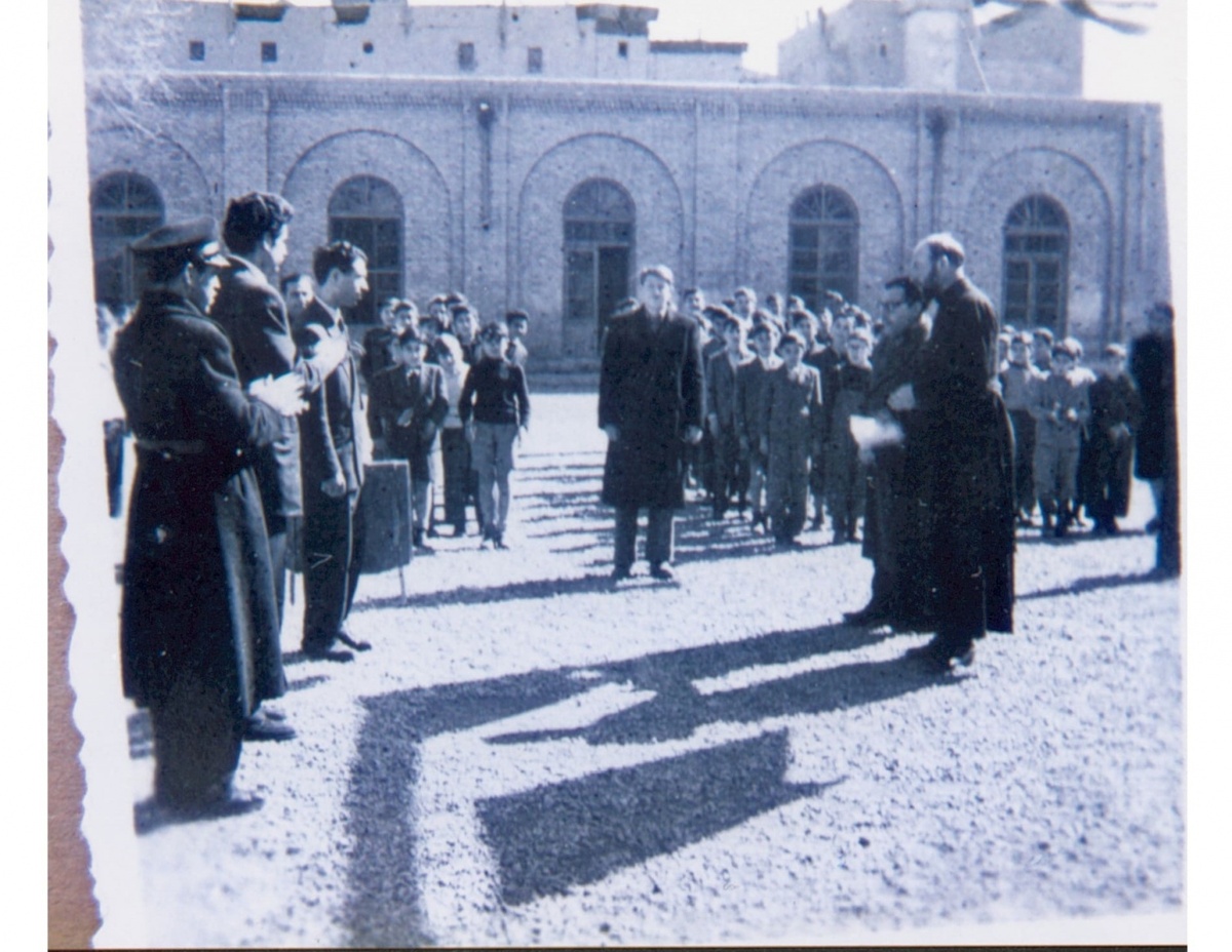 عکسی از مدرسه سن‌لویی در تهران، سال ۱۲۴۰ خورشیدی