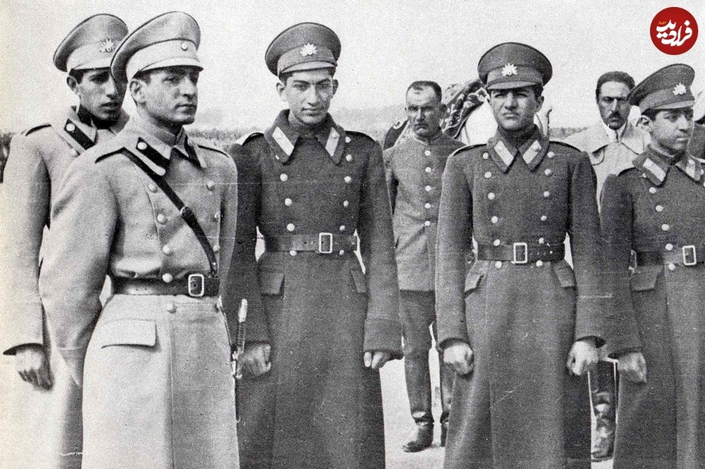 عکسی از محمدرضا پهلوی در کنار برادرانش در ستاد ارتش؛ دهه ۱۳۱۰