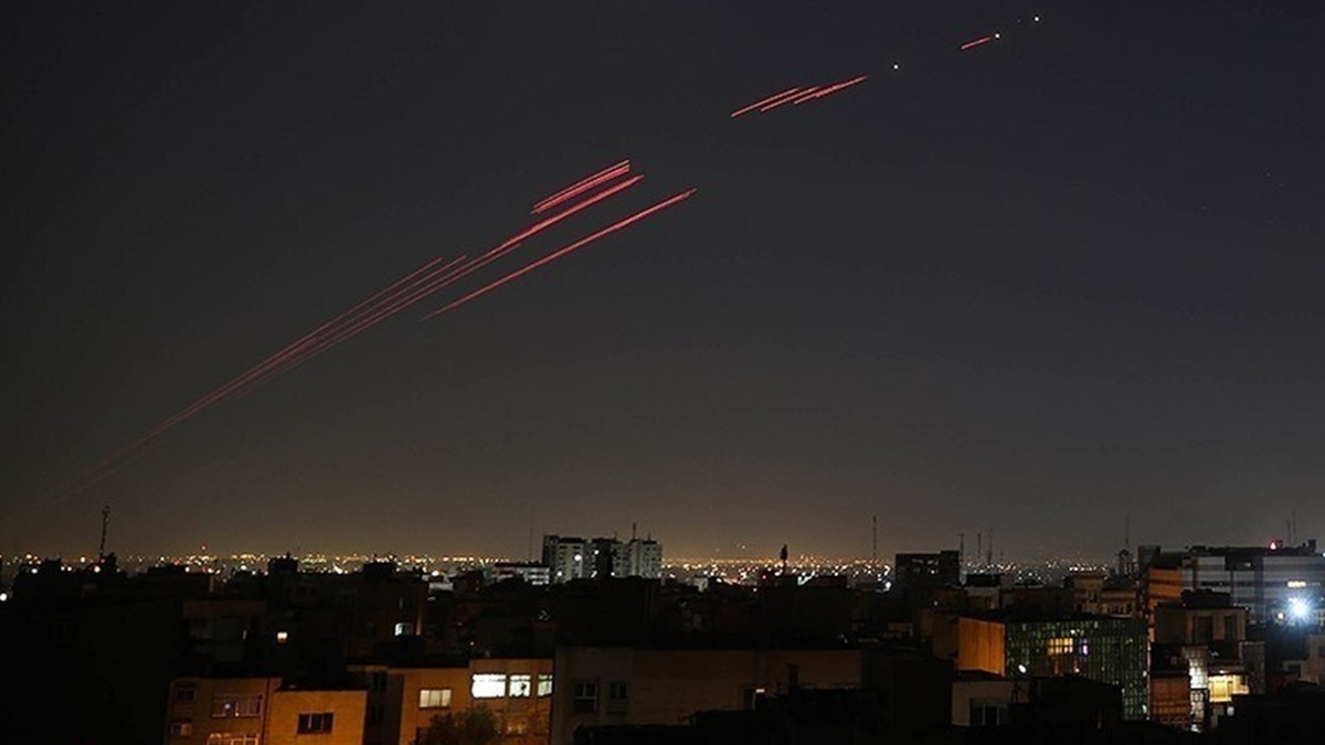 ببینید| علت شنیده‌شدن صدا‌های ممتد انفجار در آسمان تهران چیست؟