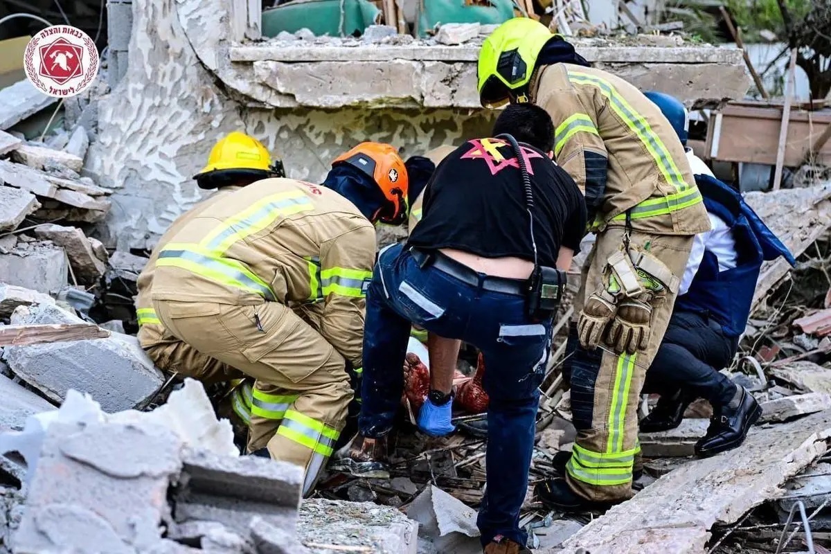 ببینید| انتقال اجساد اسرائیل از میان خرابه‌های تل اویو