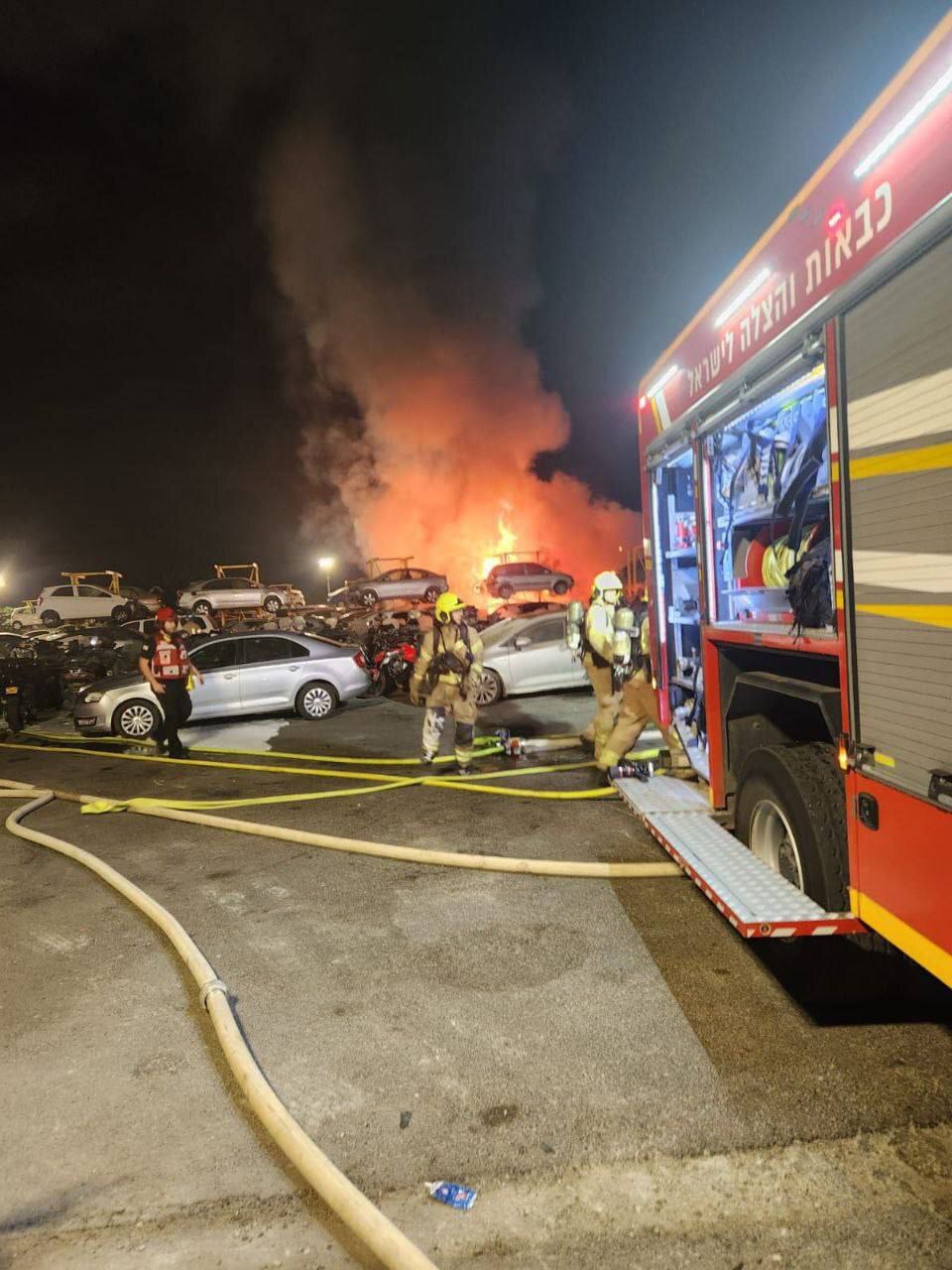 ببینید| تصاویری از آتش سوزی بر اثر برخورد موشک در اسرائیل