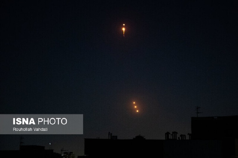 عکس| دفع حملات ریزپرنده‌ها توسط پدافند هوایی تهران