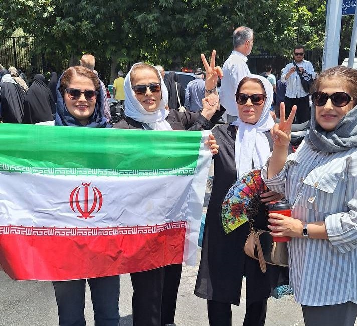 ببینید| ازدحام مردم در خیابان‌های اطراف دانشگاه تهران