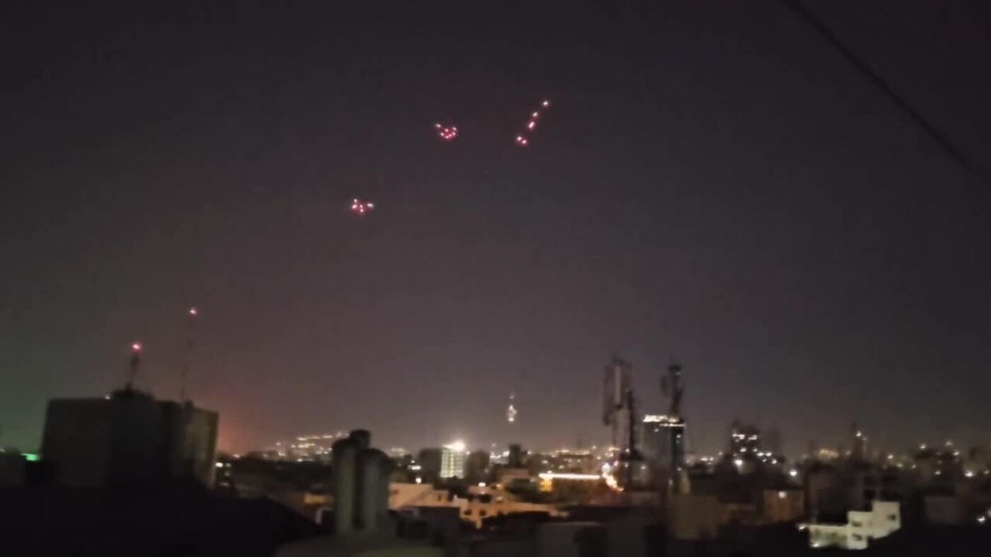 درگیری پدافند هوایی با ریزپرنده های مهاجم در آسمان مشهد