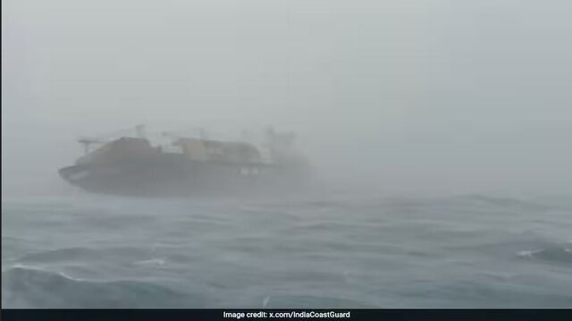 غرق شدن کشتیِ حامل مواد خطرناک + جزئیات غرق شدن کشتیِ حامل مواد خطرناک + جزئیات