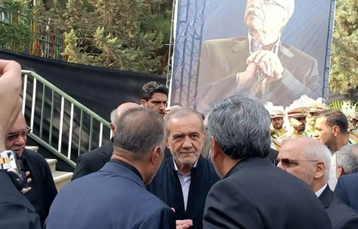 تصاویری از حضور رئیس‌جمهور در مراسم تشییع پیکر ناصر قفلی