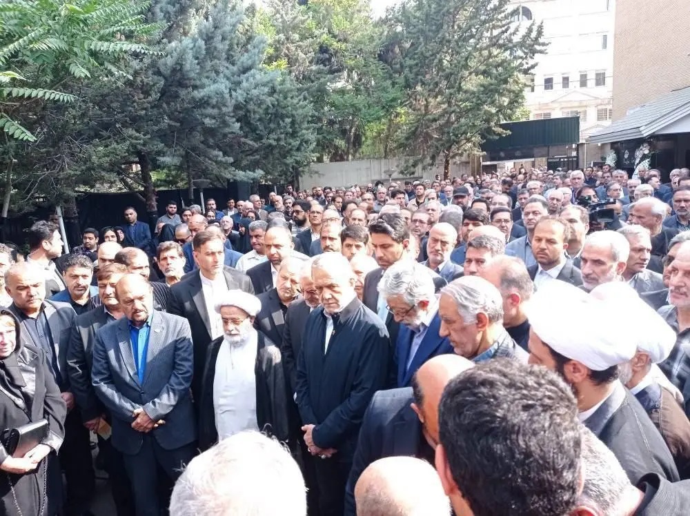 تصاویری از حضور رئیس‌جمهور در مراسم تشییع پیکر ناصر قفلی