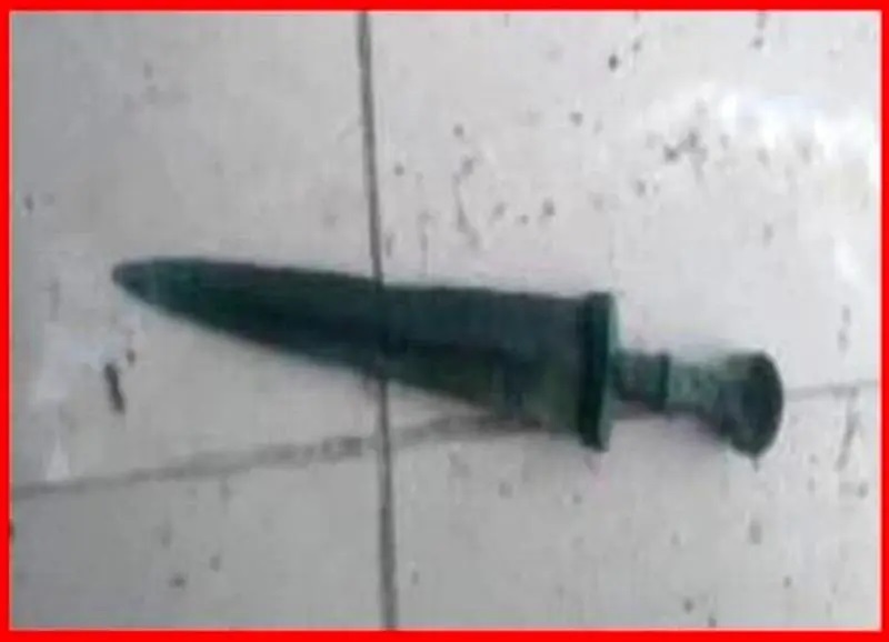 کشف خنجر باستانی در دورود +عکس خنجر باستانی