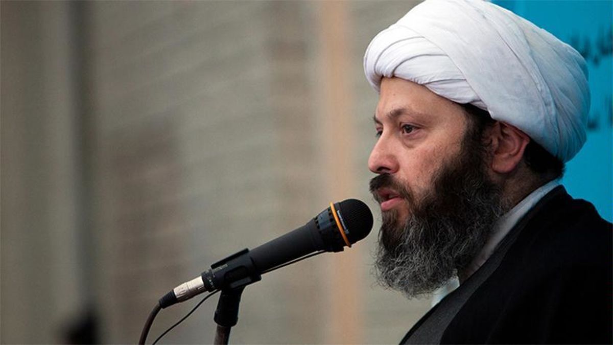 روحانی نزدیک به قالیباف: لازم نیست برای مراکز فحشا به آنتالیا بروید به جایش بروید مکه و مدینه!