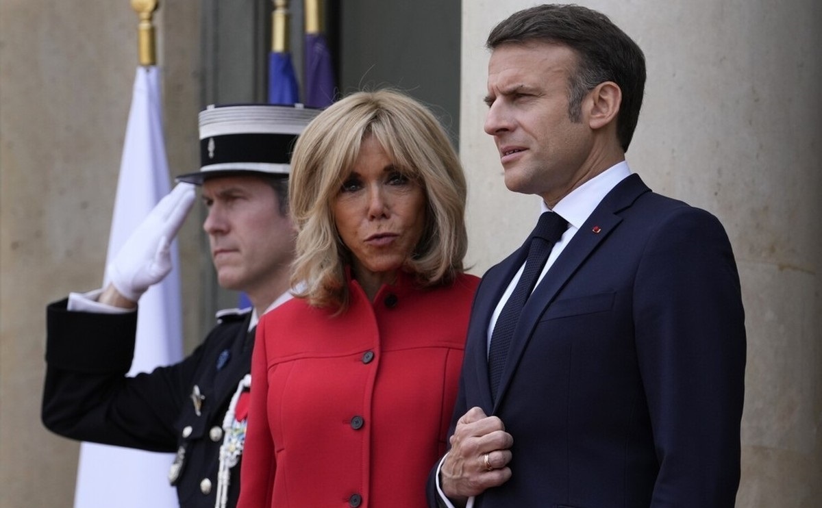 اولین واکنش مکرون به ویدئوی جنجالی لحظه خروج از هواپیما اولین واکنش مکرون به ویدئوی جنجالی لحظه خروج از هواپیما