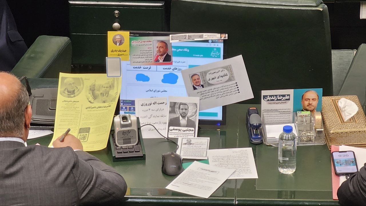 تصویری از تبلیغات هیئت رئیسه مجلس روی میز یکی از نمایندگان