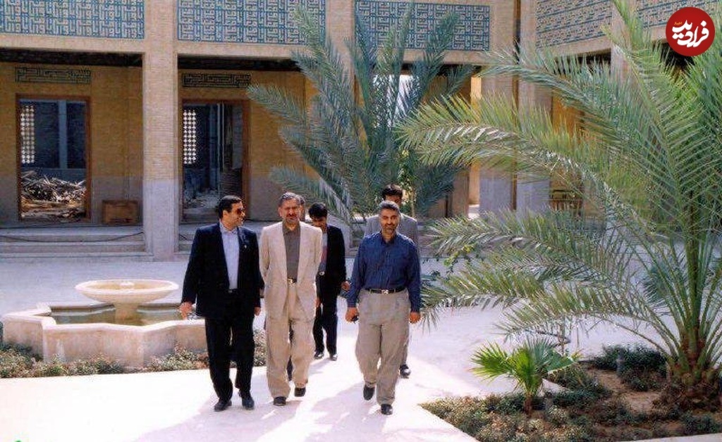 عکسی از اسحاق جهانگیری در حال قدم زدن با سردار سلیمانی؛ دهه ۷۰