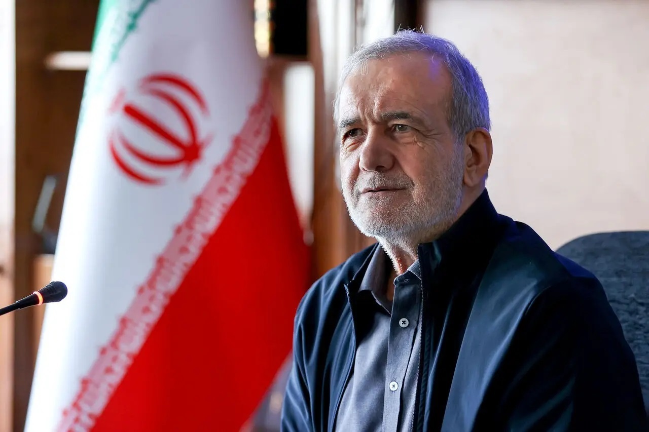 ببینید| بدرقه رئیس‌جمهور برای سفر به عمان