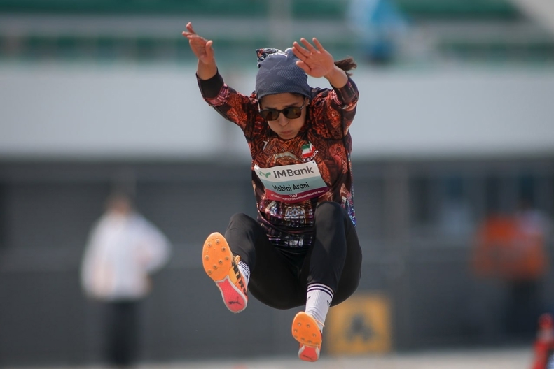 پرش بلند ریحانه مبینی به فینال قهرمانی آسیا پرش بلند ریحانه مبینی به فینال قهرمانی آسیا