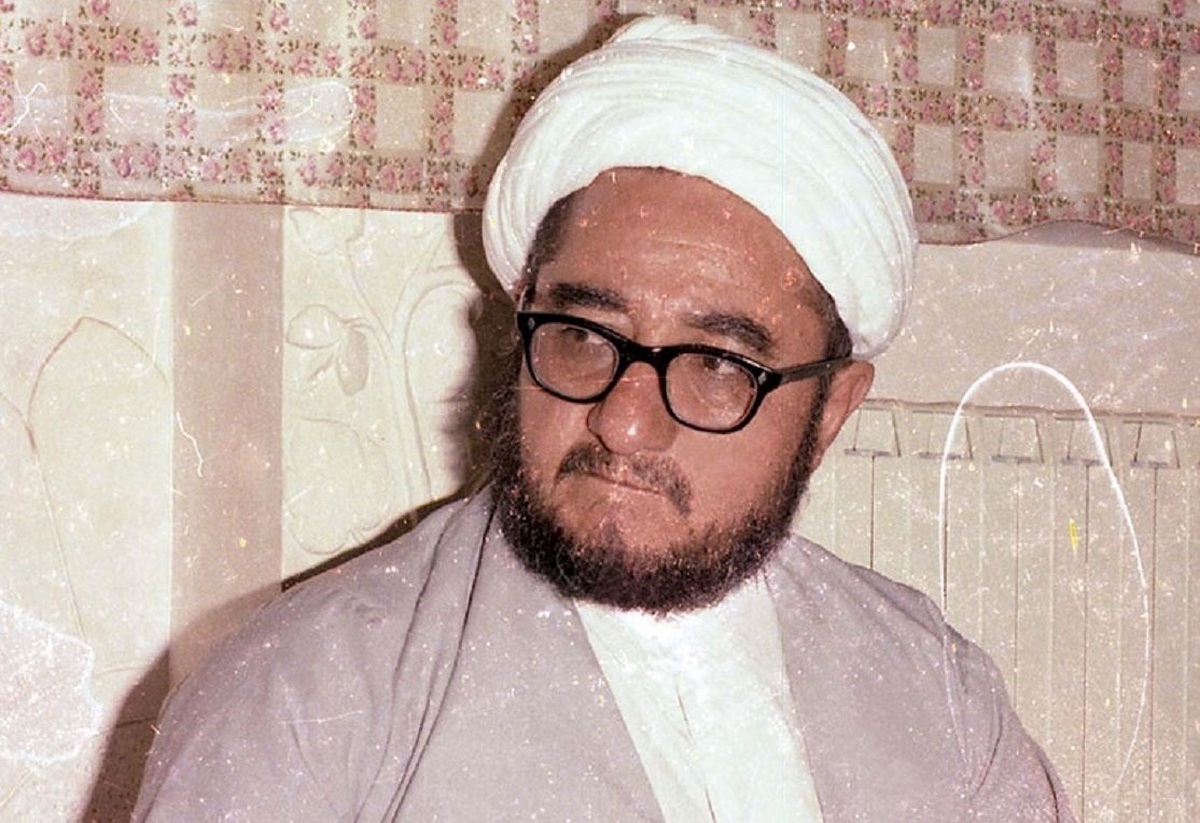 عکسی از محمدصادق خلخالی در یک کارخانه در لیبی؛ دهه ۶۰