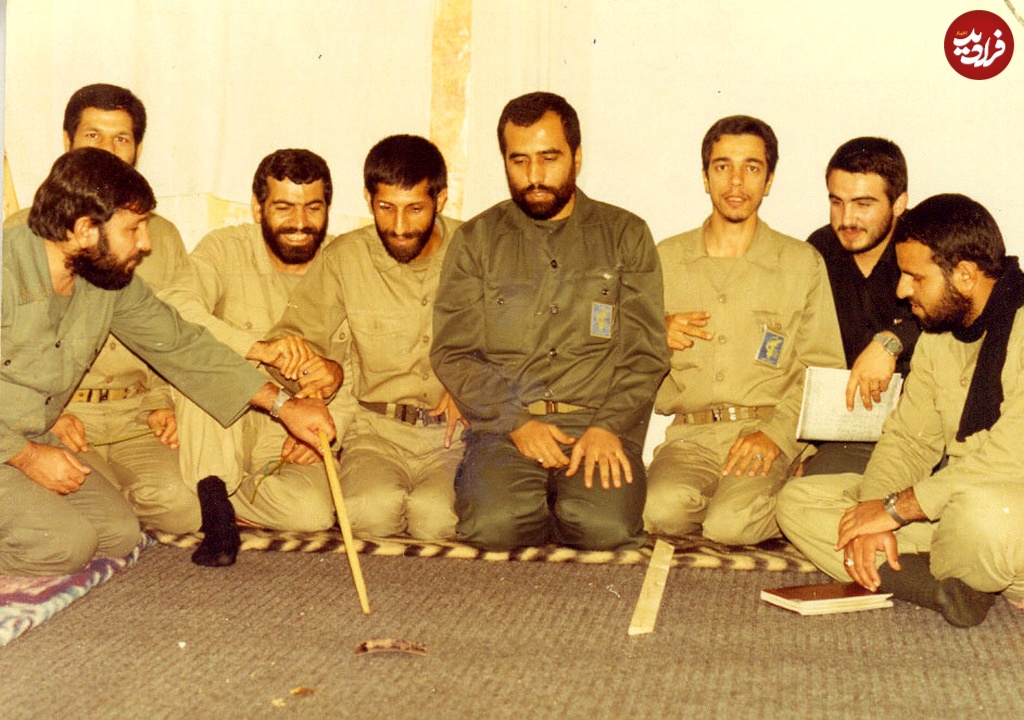عکسی از سرلشکر باقری در یک جلسه نظامی در زمان جنگ