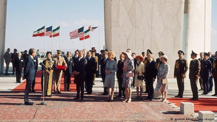 عکس| استقبال محمدرضا پهلوی از سی و هفتامین رئیس جمهور آمریکا در تهران عکس| استقبال محمدرضا پهلوی از سی و هفتامین رئیس جمهور آمریکا در تهران