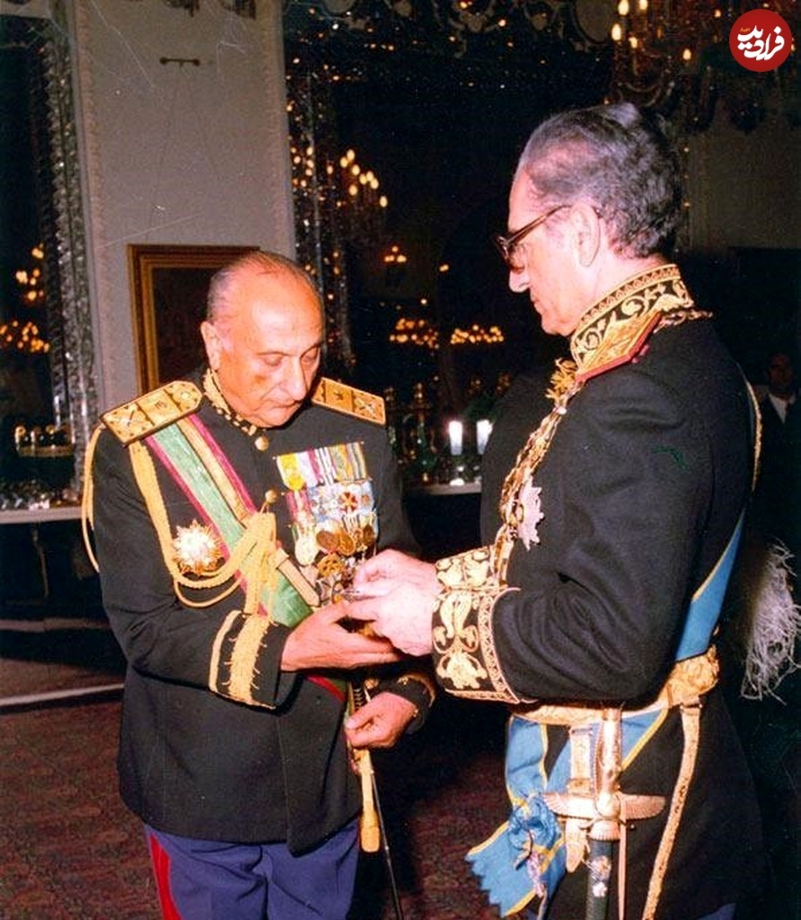 رئیس سوم ساواک در حال سکه گرفتن از شاه؛ دهه ۴۰ +عکس