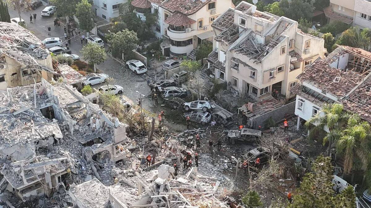 عکس| بازدید فرمانده سنتکام از یک ساختمان هدف قرارگرفته شده در تل آویو توسط موشک‌های ایران