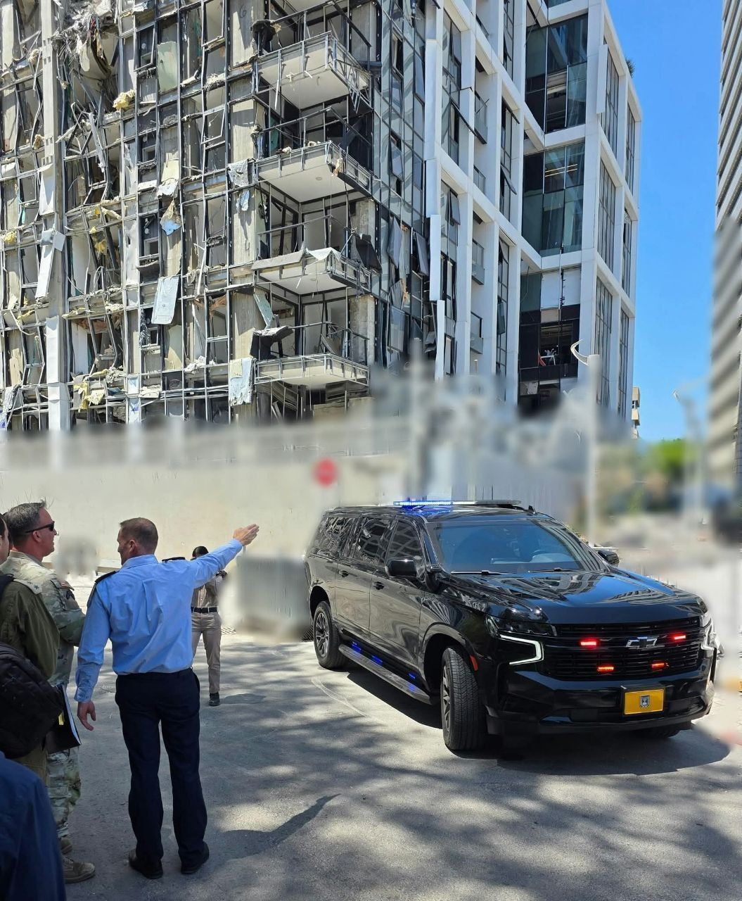 عکس| بازدید فرمانده سنتکام از یک ساختمان هدف قرارگرفته شده در تل آویو توسط موشک‌های ایران