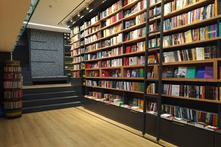 کتاب قربانی تازه جنگ شد؛ قیمت یک رمان ساده برابر با حقوق یک هفته! کتابفروشی