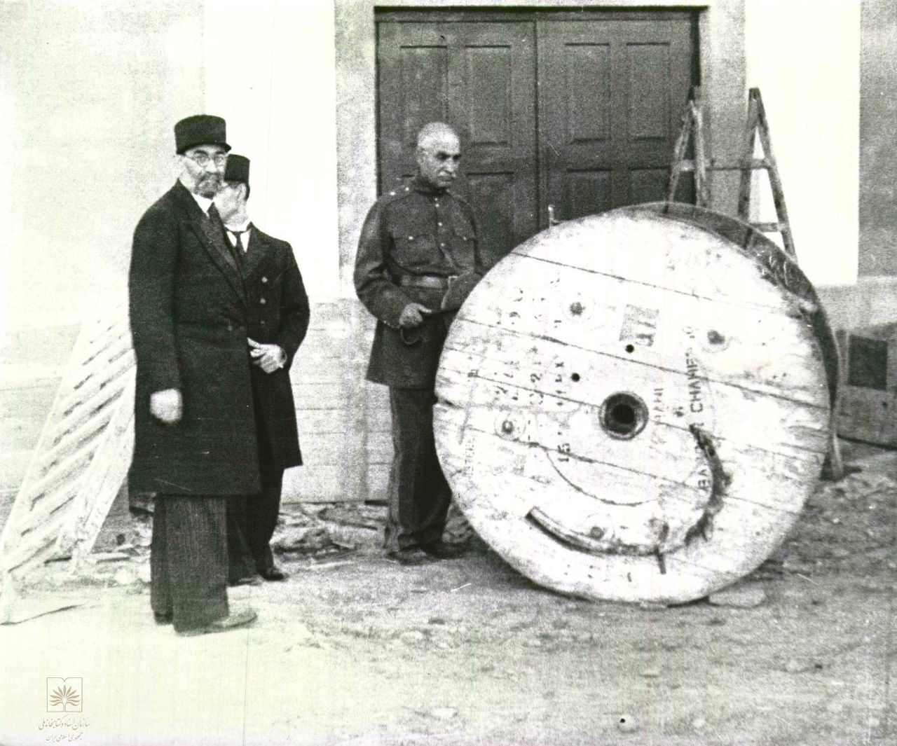 بازدید رضاشاه و محمدعلی فروغی از کارخانهی قندسازی؛ سال ۱۳۱۴ +عکس بازدید رضاشاه و محمدعلی فروغی از کارخانهی قندسازی؛ سال ۱۳۱۴ +عکس