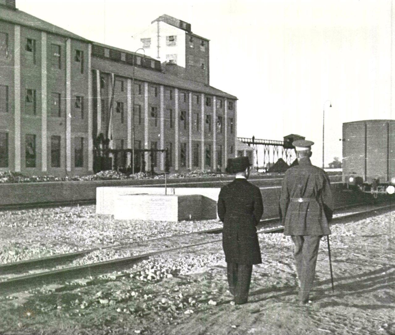 بازدید رضاشاه و محمدعلی فروغی از کارخانهی قندسازی؛ سال ۱۳۱۴ +عکس بازدید رضاشاه و محمدعلی فروغی از کارخانهی قندسازی؛ سال ۱۳۱۴ +عکس