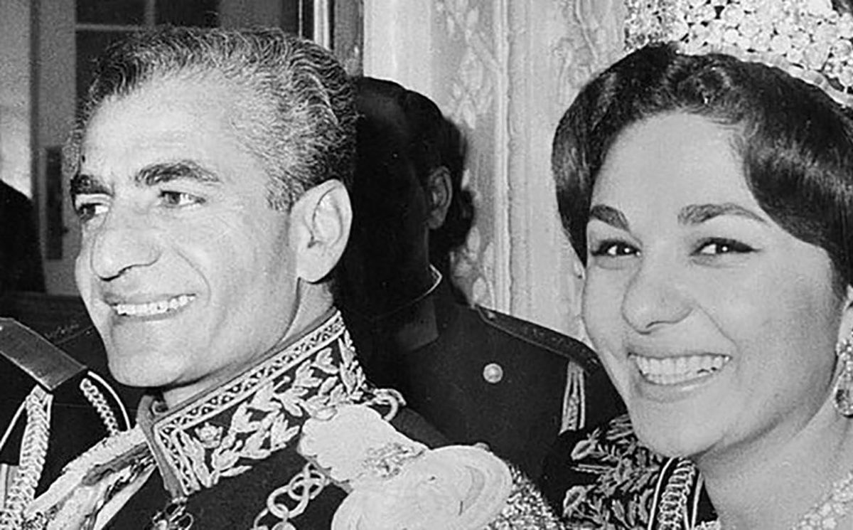 محمدرضا پهلوی درحال سیگار کشیدن در محوطه سعدآباد؛ دهه ۲۰ +عکس