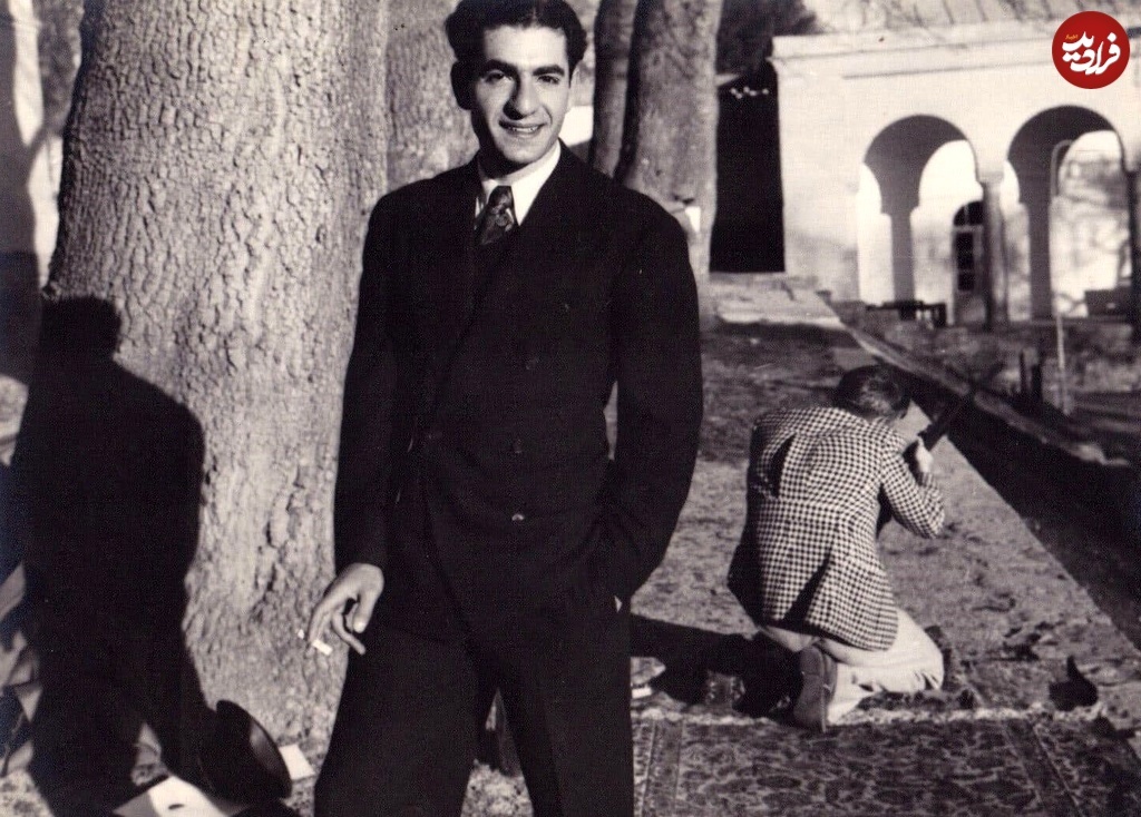 محمدرضا پهلوی درحال سیگار کشیدن در محوطه سعدآباد؛ دهه ۲۰ +عکس