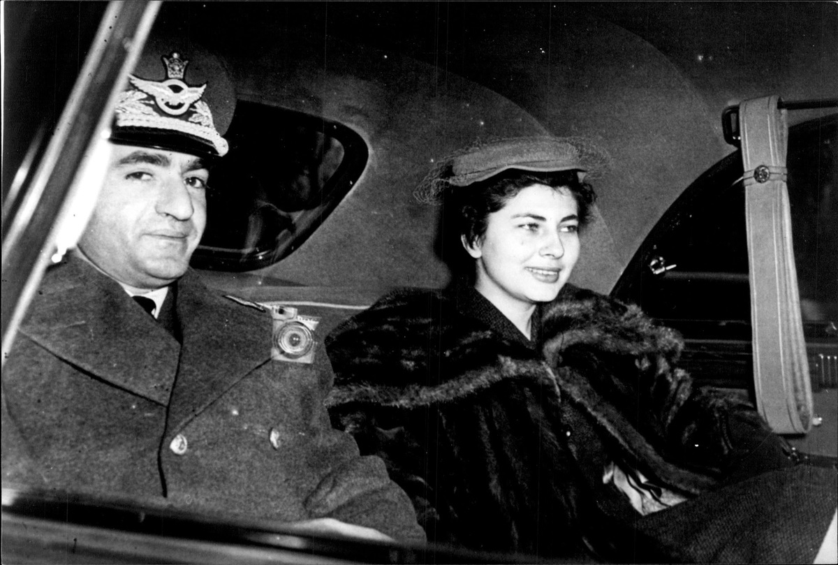 عکسی از افتتاح نخستین ورزشگاه زنانه تهران توسط ثریا؛ ۱۳۳۴